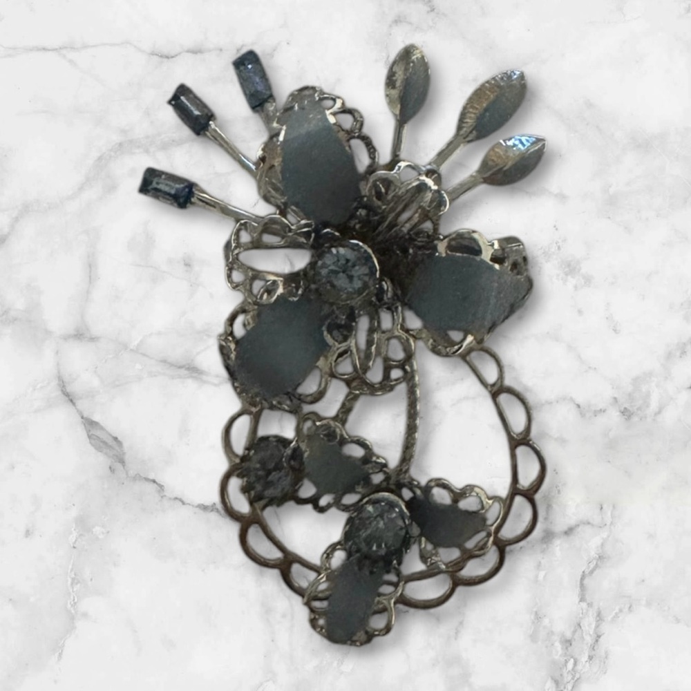 Free šVintage Blue Floral Brooch with Intricate Design and Oval Stones - Picture 3 of 10